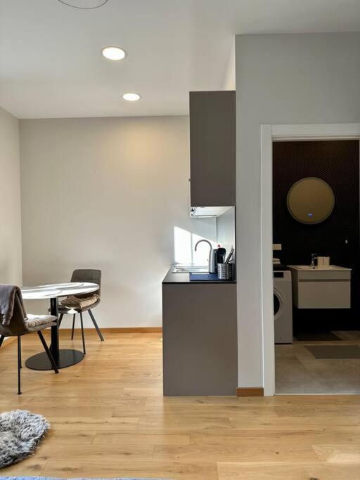 Modern Central Apartment Riga Retreat Exterior photo
